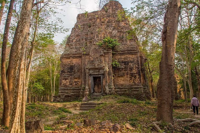 1-Day Angkor Wat Cycling Tour: Scenic Bike Adventure in Siem Reap - Food, towels, and the small comforts that keep you on schedule
