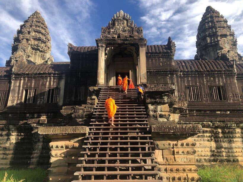 1-Day Angkor Wat Private Tour with Spanish Tour Guide. - Lunch at 1:00 PM, then Ta Prohm at 2:00 PM