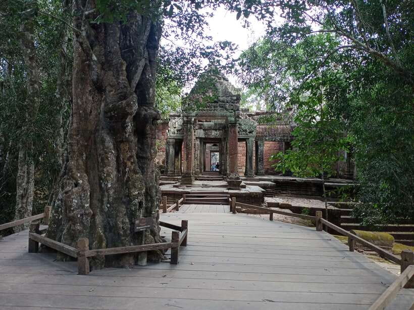 1-Day private Angkor Temple Tour from Siem Reap - Pickup, transport comfort, and staying cool all day