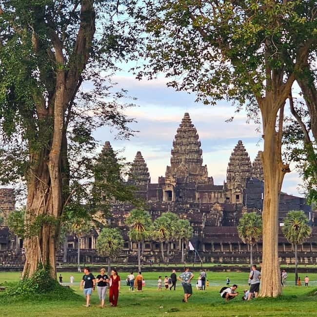 1-Day Trip to Angkor Wat with a Private or Shared Guide in Spanish - Angkor Thom from the southern gate to Bayon’s faces