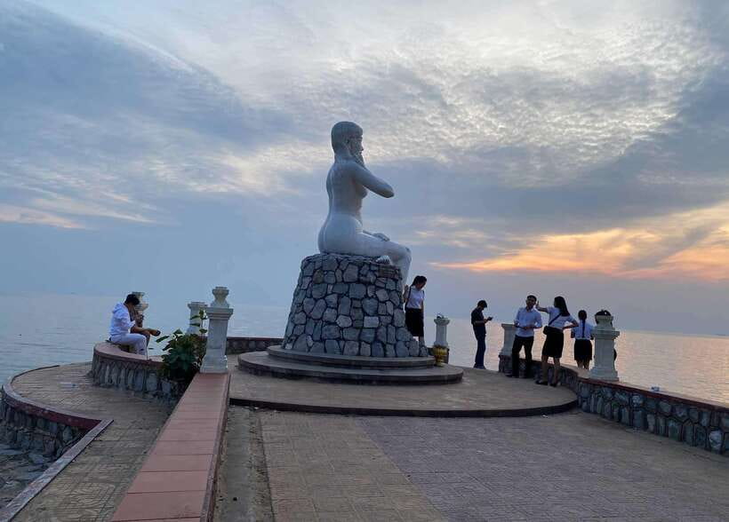 A Day Trip to Kep Beach and Kampot from Phnom Penh - Krong Kampot fish market stop: photos, atmosphere, and a taste of local routine