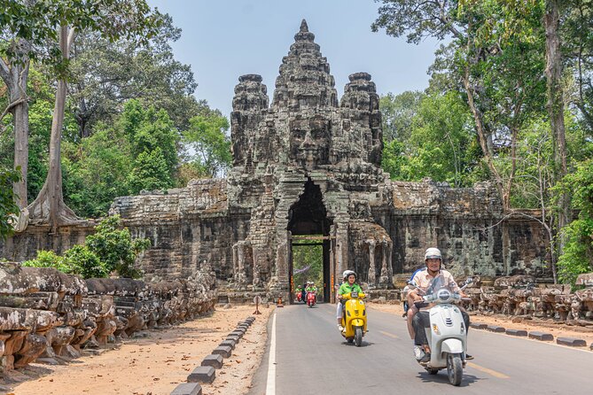 Angkor Adventure Vespa Tour / Tuk Tuk or Car - Srah Srang lunch break and a question-friendly pause