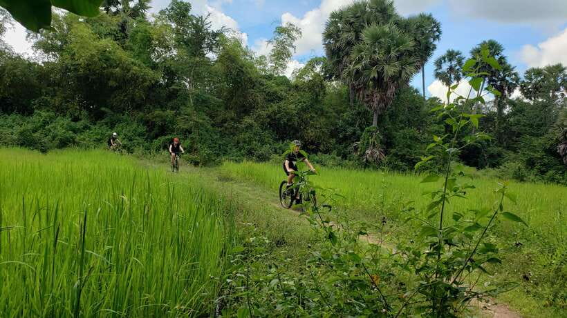 Angkor Jungle Biking Adventure Private Cycling Tour - Ta Nei, Mur denceinte, and the French Dam Area for Texture and Variety
