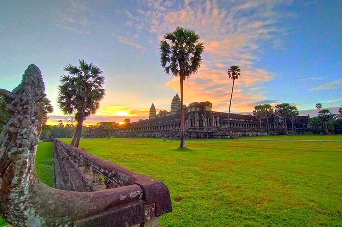 Angkor Sunrise Bike Tour - Breakfast & Lunch included - Breakfast picnic after Angkor Wat, plus Khmer lunch at Srah Srang
