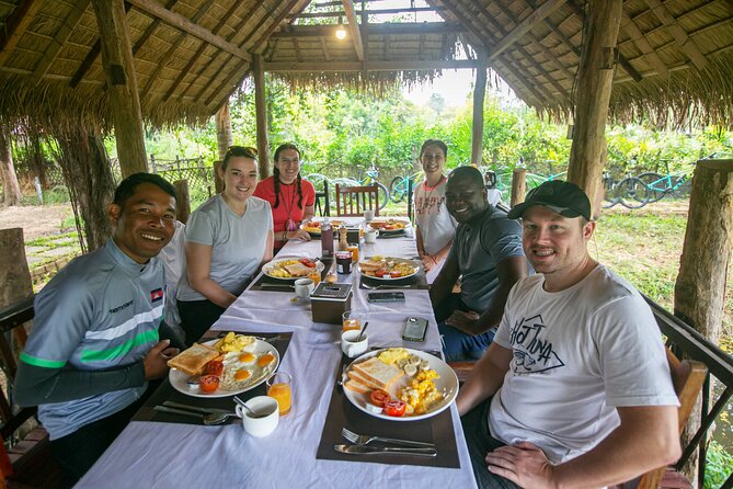 Angkor Sunrise Bike Tour / E-Bike or Tuk Tuk - Srah Srang: lunch by the ancient reservoir