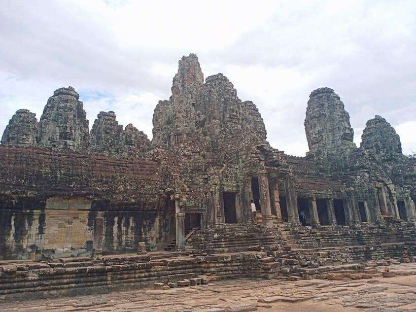 Angkor Wat, Angkor Thom, and Ta Prohm Day Trip with Sunset - Sunset at Phnom Bakheng (Bakheng Hill): The Payoff and the Reality Check