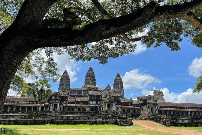 Angkor Wat & Banteay Srei 1-Day Tour - Lunch break and downtime before Angkor Thom
