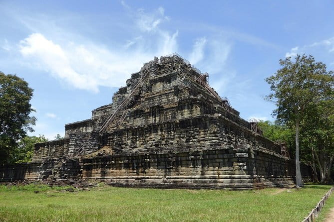 Angkor Wat Cycling Tour - Ta Nei and the East Baray area: a calmer temple hour