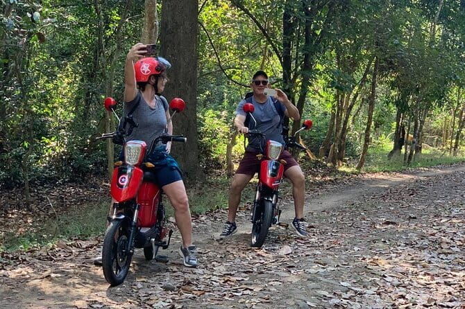 Angkor Wat Cycling Tour - Bayon East Gate: the short landing that ties the circuit together