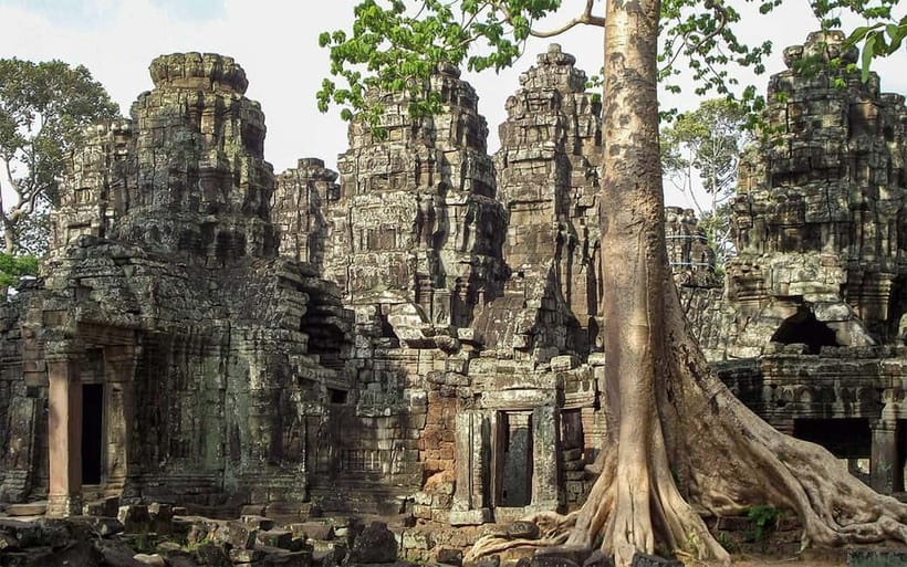 Angkor Wat: Full-Day Guided Sunset Tour - Lunch break at a local restaurant: where the day refuels
