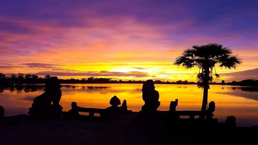 Angkor Wat Guided Sunrise Tour - Angkor Thom South Gate: the four faces of compassion