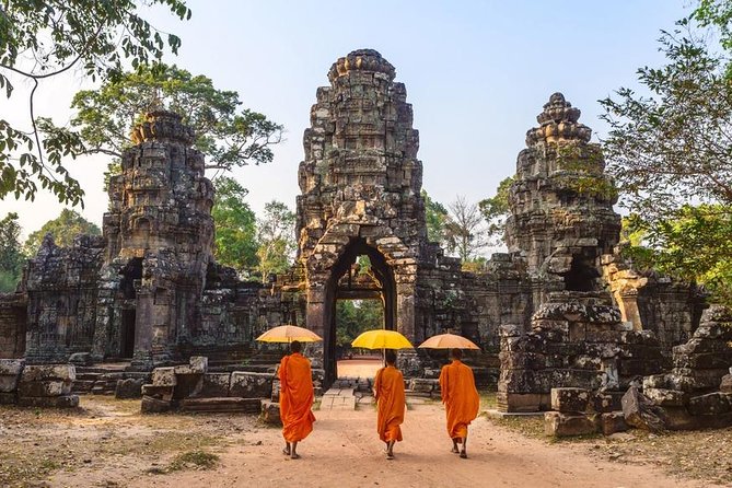 Angkor Wat plus Balloon Ride with Khmer Lunch - Walking the Angkor Wat complex with a Cambodian scholar