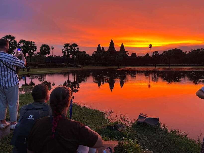 Angkor Wat Sunrise Bike Tour With Lunch Included - Why a sunrise bike tour works better than waiting around