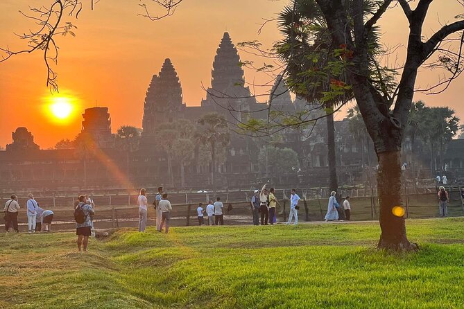 Angkor Wat Sunrise: Exclusive Private Tour! - Banteay Kdei: monk cells and the silk cotton roots through stone