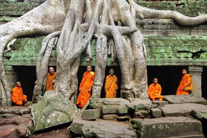 Angkor Wat Temples Tour with Entrance Ticket and Lunch - Angkor Thom: South Gate Causeway to the Fortified City Feel