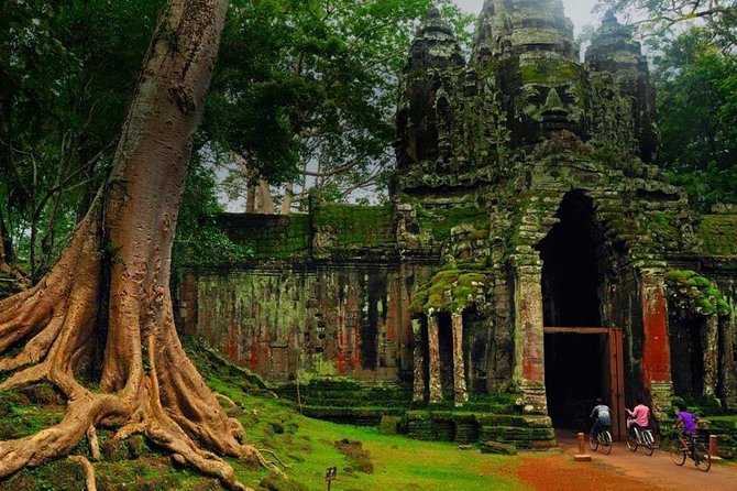 Angkor Wat Temples Tour with Entrance Ticket and Lunch - Bayon Temple: Smiling Faces and the Photo-Plus Commentary Combo