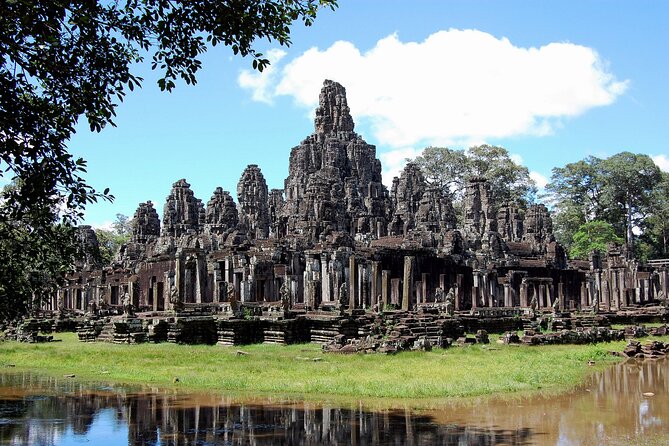 Angkor Wat Tour, Explore The Main Temples With Tour Guide - Tonle Om Gate and the South Gate Area: Causeway Energy Without the Full Marathon