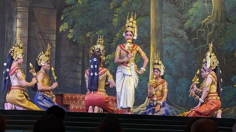 Apsara Performance Including Buffet Dinner & Hotel Pick up - Dinner during the show: how the buffet changes the vibe