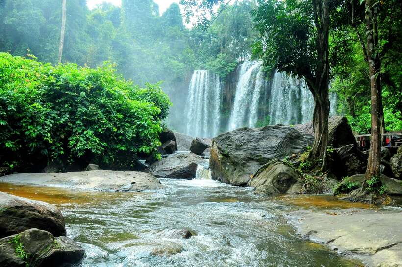 Banteay Srei, Kulen Waterfall & Beng Mealea Small-Group Tour - Peng Takhu Amazing Cliff and Preah Ang Thom Reclining Buddha