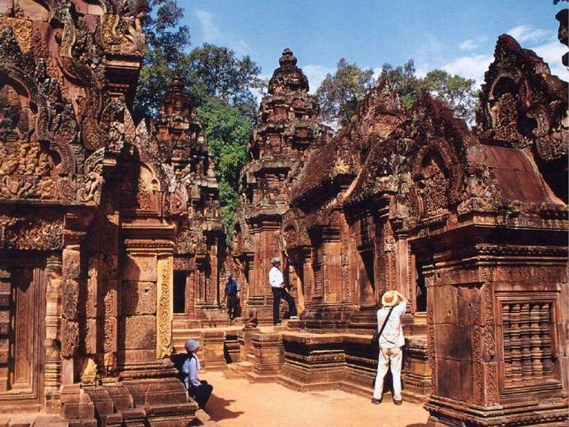Bantreay Srei , Kbal Spean and Landmine Museum with Tuk Tuk - Banteay Srei, the temple where detail is the main event