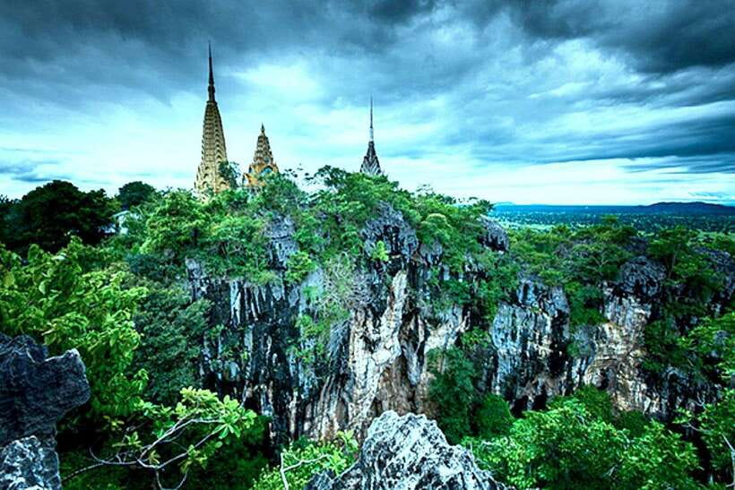 Battambang: Bamboo Train, Bat Cave, Killing Cave by Tuk Tuk - Suspension bridge time: the fun break before the countryside work