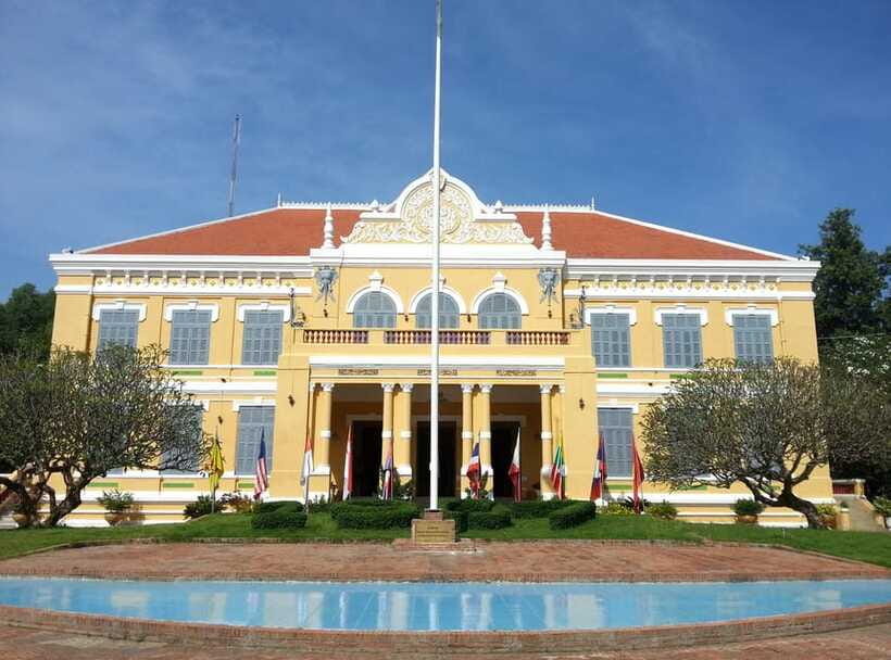 Battambang: Tuk-Tuk, Bamboo Train, Killing/Bat Caves, Sunset - Getting back down: mountain shuttle, practical pacing, and how to stay comfortable