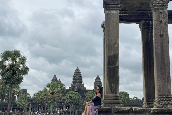 Classic Angkor Wat Sunrise Full Day Private Guide Tour - Stop 4: Bayon Temple, smiling faces in softer light