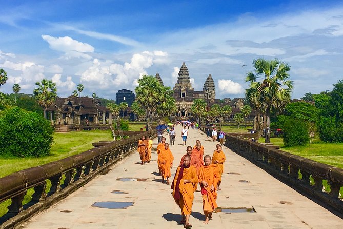 Discover Cambodia 8 Days from Siem Reap to Koh Trong -Phnom Penh - Phnom Penh in one packed day: Royal Palace to Central Market, with Tuol Sleng and Choeung Ek