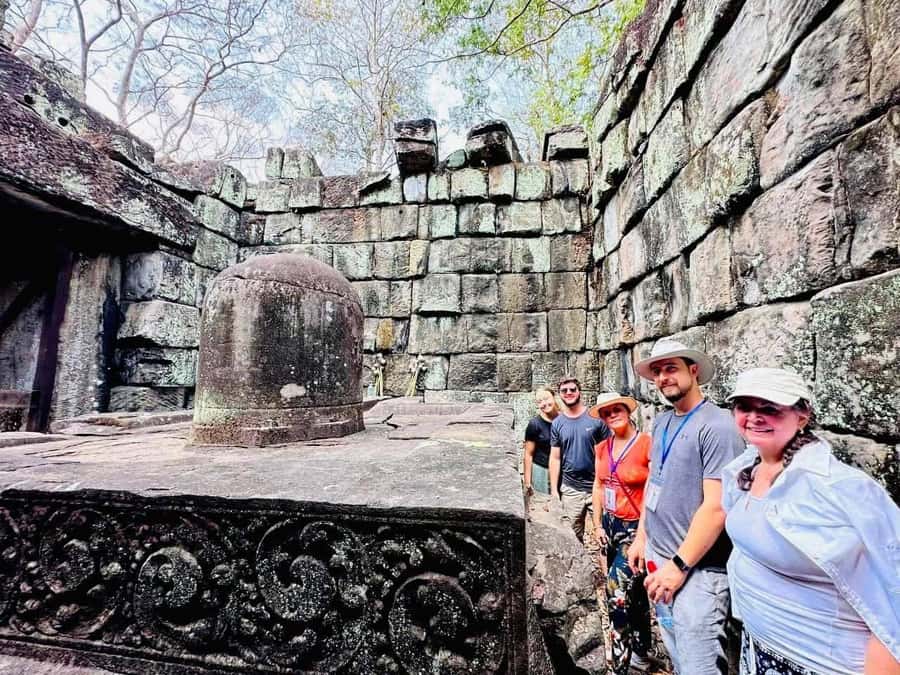 From Siem Reap: Banteay Srei Temple & Grand 5 Temple Tour - Neak Poan: small temple, big symbolism, healing-water mood