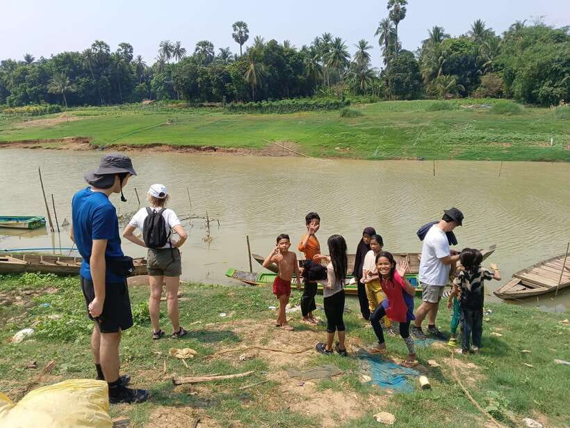 Full-day: Handicraft, Bamboo train, Killing cave, Bat Cave - Battambang in one day: from rice paper to the river
