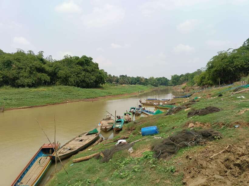 Full-day: Handicraft, Bamboo train, Killing cave, Bat Cave - Markets and specialty ingredients: prahok, spring rolls, and more