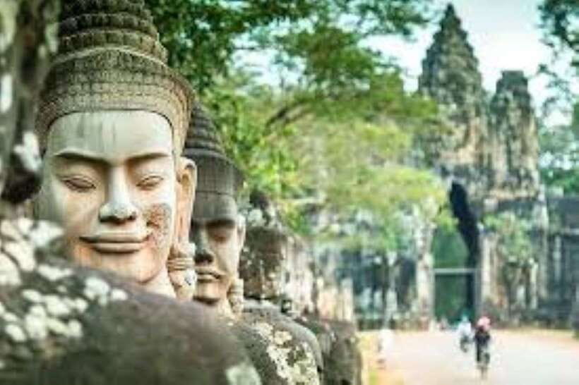 Full Day Private of Angkor Wat Tour with Tuk Tuk - Angkor Thom and Bayon Temple: smiling stone faces and jungle surroundings