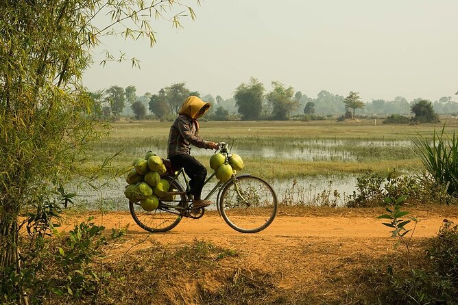 Grand Tour-Ek Phnom. Baset. Bamboo Train. Wat Banan. Phnom Sampov - Bamboo train at Ou Srauo Laou, plus the Ou Srolao village ride