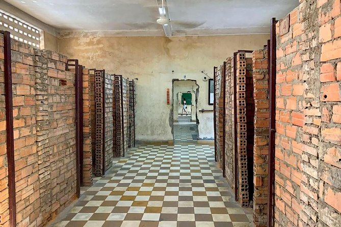 Half-Day Phnom Penh City Tours - Independence Monument, then a smart start in the city core