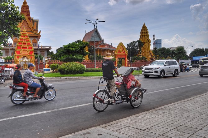 Hidden Phnom Penh City Tour, Royal Palace, Wat Phnom - Independence Monument and a 1-hour glide through markets and street life