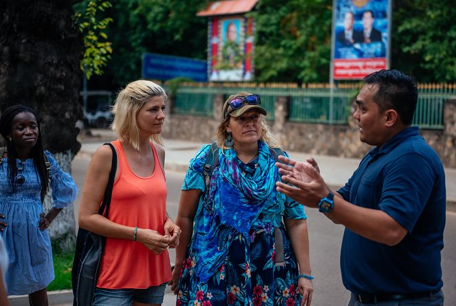 Highlights & Hidden Gems With Locals: Best of Siem Reap Private Tour - Stop 1: Bodia Spa Pub Street and the Old Market Intro