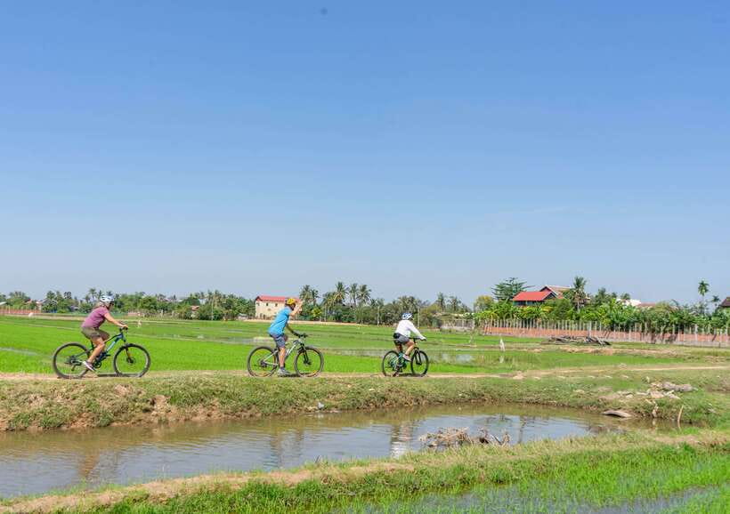 Kampong Phluk: Floating Village Sunset Bike Tour or E-Bike - Kampong Phluk: homes on stilts and a different kind of view