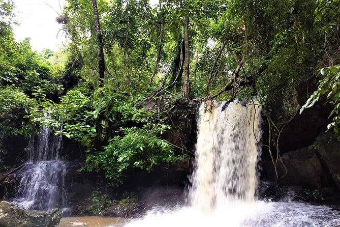 Kbal Spean Trekking Tour with Banteay Srei and Landmine Museum - Banteay Samre: a quieter temple finish for calmer photos