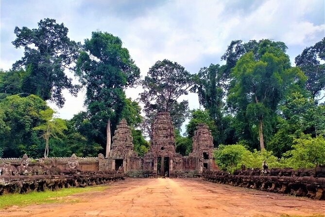 Kbal Spean Trekking Tour with Banteay Srei and Landmine Museum - What to bring for the jungle hike and hot temple hours