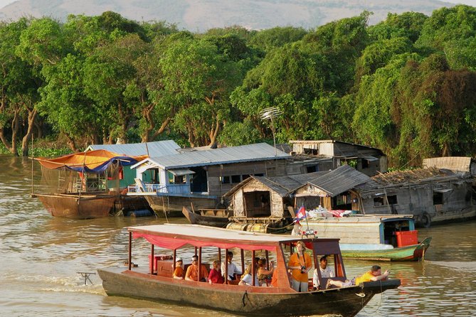 Kompong Khleang Floating Village from Siem Reap - Tonle Sap Lake stop: seeing the scale from the water