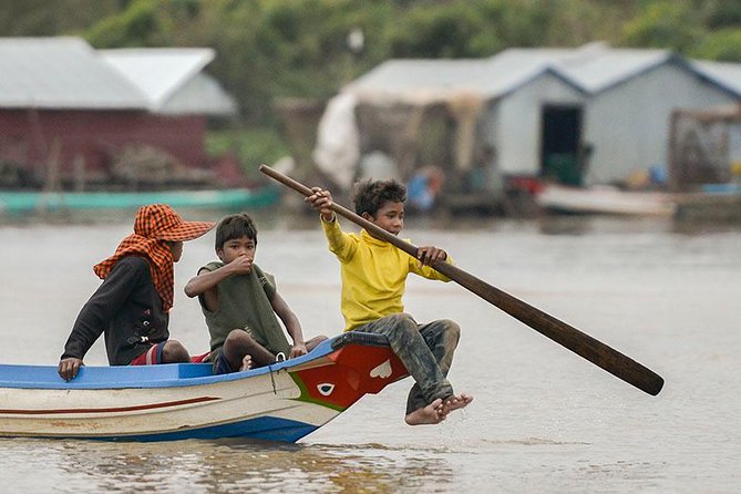 Kompong Khleang Floating Village & Tonle Sap Lake - Private Day Tour - Stop 1: Damdek sticky rice and a bakery break