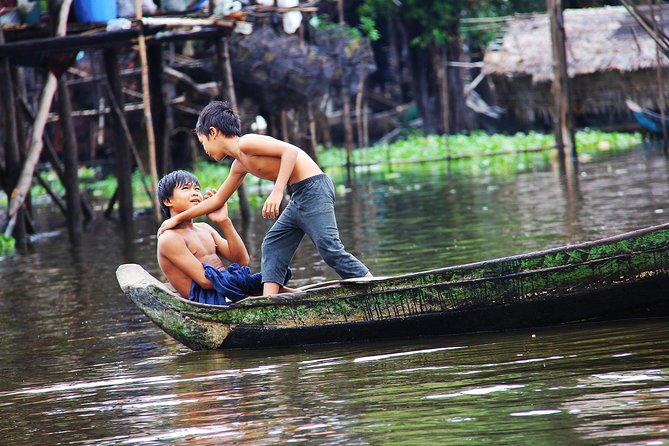 Kompong Phluk Floating village & Mangrove forest cruise - Stop 3: Psar Chaa and the local market flavor on the way back
