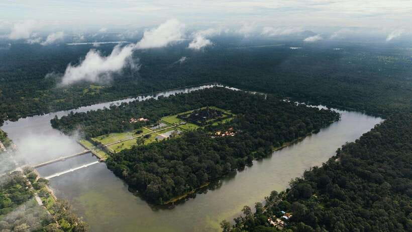 Luxury Private 2-Day Angkor Wat with English or German Guide - Crowd control without promising miracles