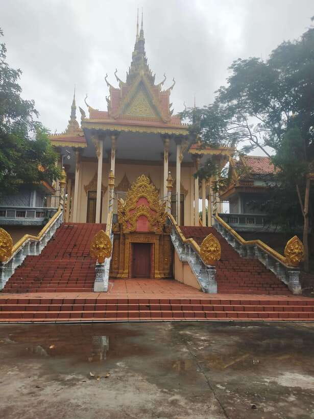 Morning Tuk tuk: City, Handicrafts, Killing field, Temples - Ek Phnom temples: the 25 m giant Buddha and older Hindu ruins