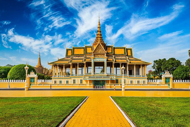 One Day Private Guide Tours History in Phnom Penh Incl. admission - A 1-day Phnom Penh route that covers both Khmer art and Khmer sorrow