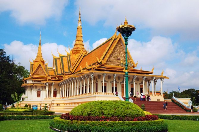 One Day Private Guide Tours History in Phnom Penh Incl. admission - The heavy day section: Choeung Ek and Tuol Sleng together
