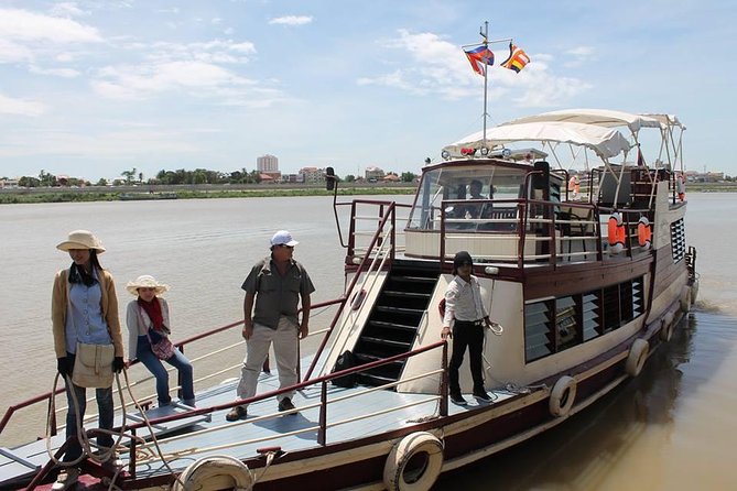 One-Way River cruise/road tour from Phnom Penh to Siem Reap or Siem Reap to PP - One-way Phnom Penh to Siem Reap, with a boat instead of the road grind