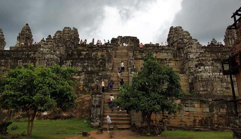 Phnom Bakheng Sunset Tour, Pre Rup, Neak Pean, Preah Khan - Neak Pean in Jayatataka Baray: the quiet geometry break