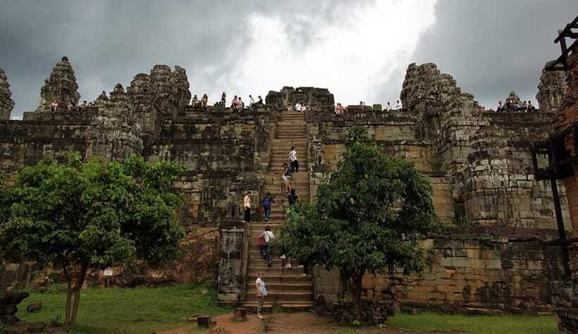 Phnom Bakheng Sunset Tour, Pre Rup, Neak Pean, Preah Khan - Preah Khan: the biggest stop on the circuit, with roots doing the work