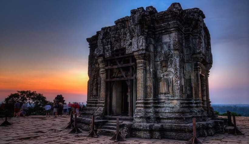 Phnom Bakheng Sunset Tour, Pre Rup, Neak Pean, Preah Khan - Phnom Bakheng sunset: 200 steps to Shiva, and how to make it worth it
